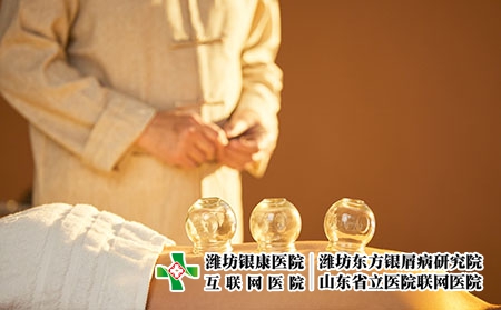 攝圖網(wǎng)_501682834_老中醫(yī)拔火罐（企業(yè)商用）