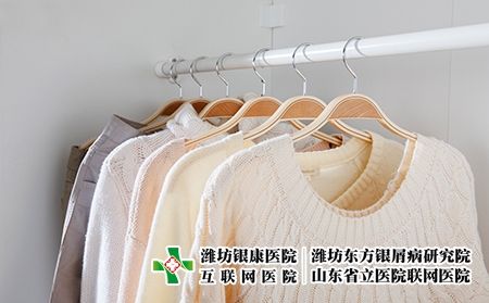 攝圖網_500764248_掛在衣柜里的一排衣服（企業商用）