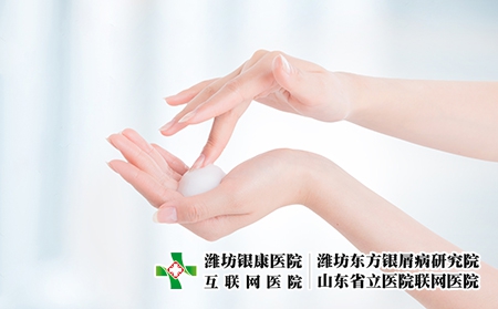攝圖網(wǎng)_500745596_手上涂保濕霜的女人（企業(yè)商用）