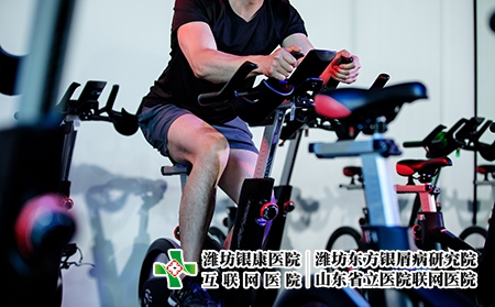 攝圖網_501311119_健身房踩單車男生（企業商用）