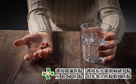 攝圖網(wǎng)_501699698_女性手心放著藥（企業(yè)商用）水