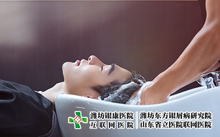 攝圖網(wǎng)_501431691_理發(fā)師給顧客洗頭（企業(yè)商用）